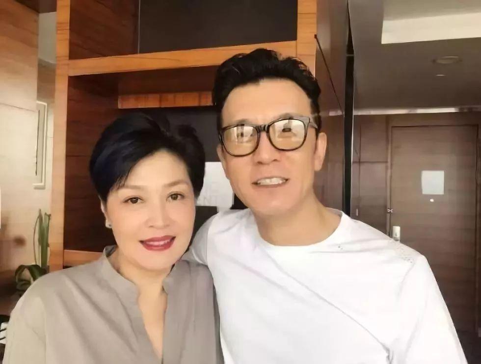 初见第一眼，和很多男孩儿一样，是不动声色的暗自喜欢。