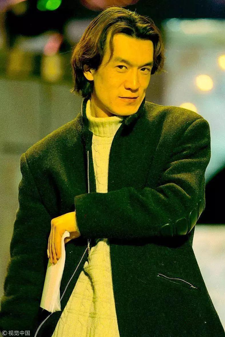 “讨厌！”她白我一眼，“嚓”地把画抽走，一脸不屑。