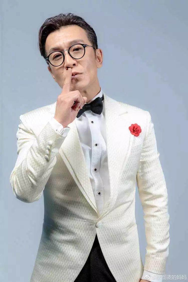 他将妻子比作“塑料花”，因为——