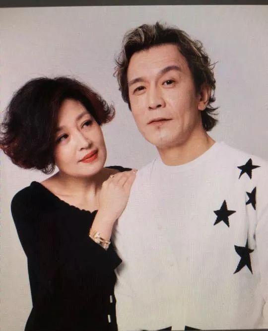 正是这种对妻子的珍惜和对婚姻的敬畏心，他更愿意低到尘埃，成了远近闻名的“老婆奴”。