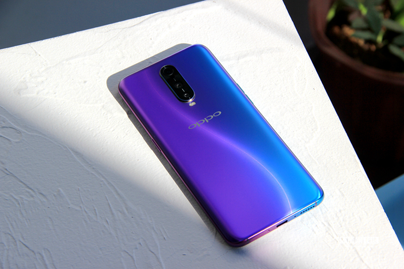oppo r17 pro雾光渐变版开箱:磨砂玻璃质感更强