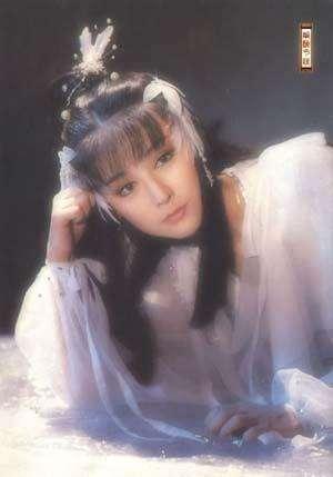 潘迎紫则是在1984年成为“小龙女”的女星，当年以轻熟女的年龄出演，被誉为是“不老娃娃”。