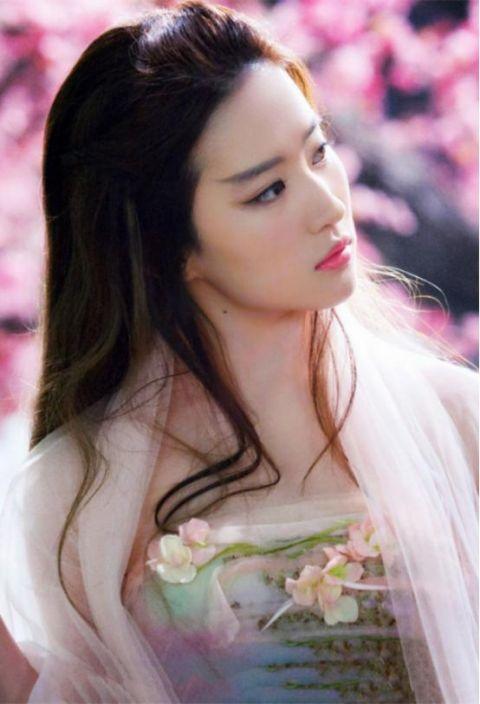 影版《三生三世十里桃花》中,刘亦菲饰演的白浅,清冷出尘,气质不俗
