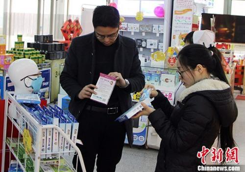 资料图：市民在药店购买药品。中新社记者 韩冰 摄
