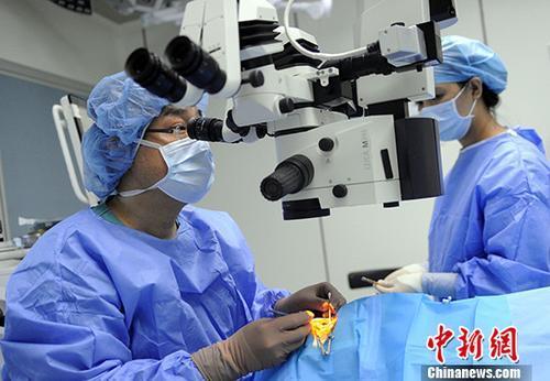 资料图：医生正在给患者做手术。中新社记者 谭达明 摄