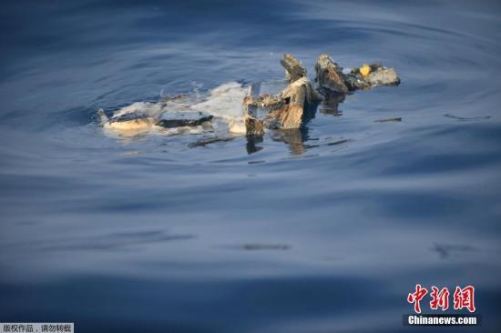 当地时间10月29日，印尼西爪哇省，印尼狮航空难坠海水域，遇难者遗物漂浮在海面上。