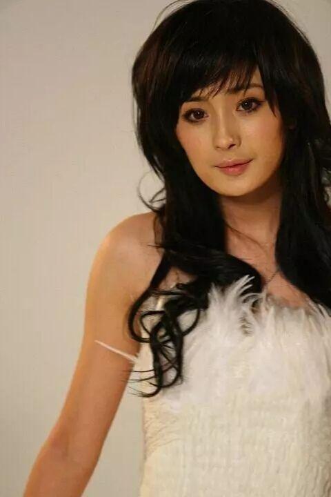 杨幂早年的青涩照,身穿白色抹胸裙,手臂白皙细嫩太养眼!