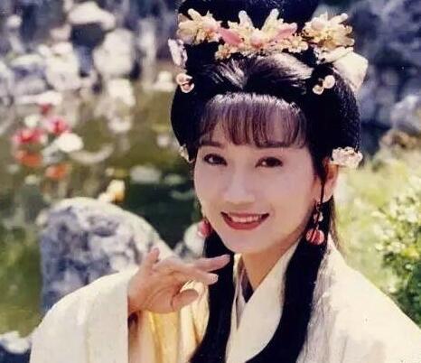 当时的赵雅芝饰演周芷若时只有24岁，眉宇间总带着一份与年龄不相称的忧愁，叫人好不爱怜。