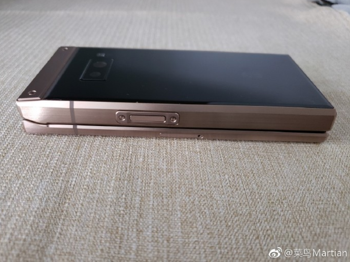 三星翻盖W2019机皇谍照 预示耳机插孔的消亡