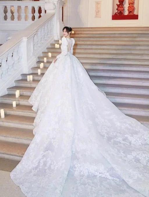 婚礼现场布满了粉色玫瑰花,两位新人对视时,眼里都闪着幸福的泪光,拥吻的画面也是甜炸了。