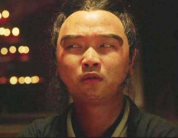 偶尔也会出现在别人的电影中,但唯一一个人留下深刻印象的便是酱爆