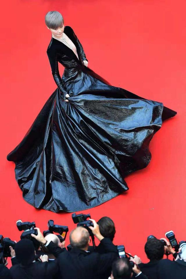 现在回首看当年，李宇春也有过顶着刺猬头的“杀马特”时期，怎么看怎么土。