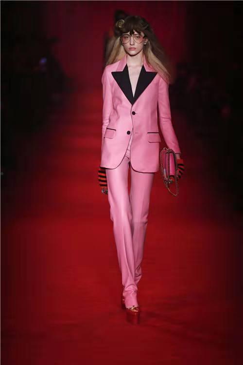 顺便登上时尚杂志的封面，比起国际大咖丝毫不逊色。