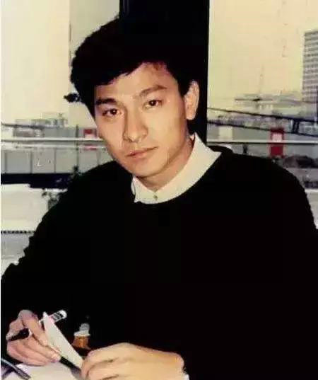 现在的刘德华虽然还是很有魅力的一个人,然而20年前的他青涩可爱。