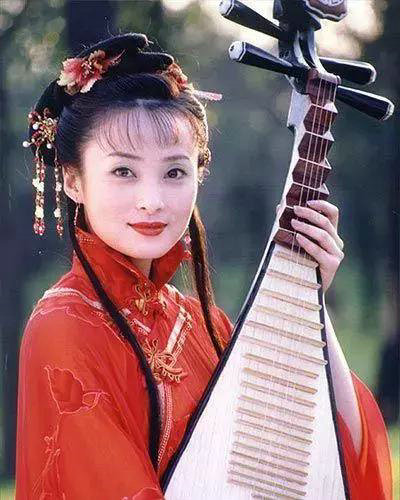 蒋勤勤演过很多古装角色,扮相都超级美,那个时候的她漂亮的想让人藏起来。