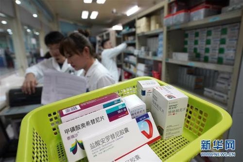 这是10月31日在北京大学肿瘤医院拍摄的17种抗癌药品中的部分药品。新华社记者 鞠焕宗 摄
