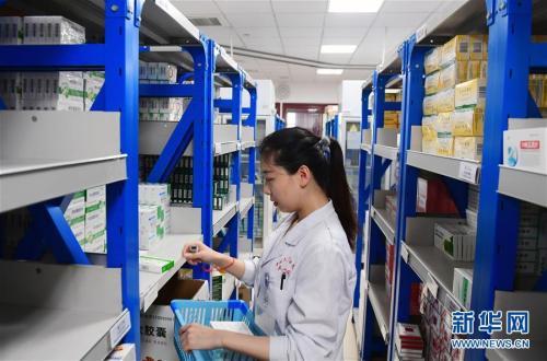 11月1日，吉林大学白求恩第一医院医生在药房给患者取药。新华社记者林宏摄