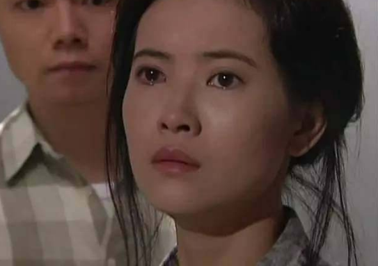 她是星爷的春十三娘,如今却在家中暴毙惨死,年仅55岁!