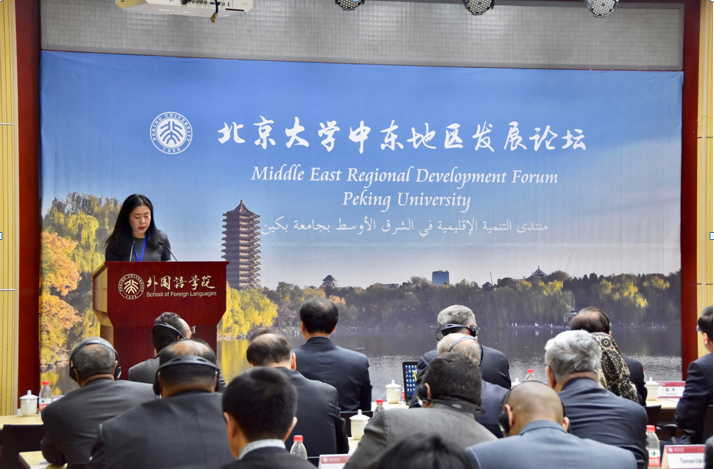 (外国语学院院长宁琦主持开幕式)