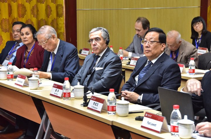 (北京大学校长郝平(右一)、阿尔及利亚驻华大使伊哈桑•布赫里法阁下等嘉宾出席开幕式)