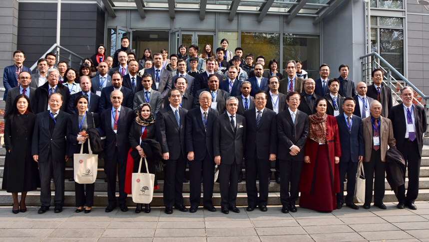 (第二届“北京大学中东地区发展论坛”与会嘉宾合影)