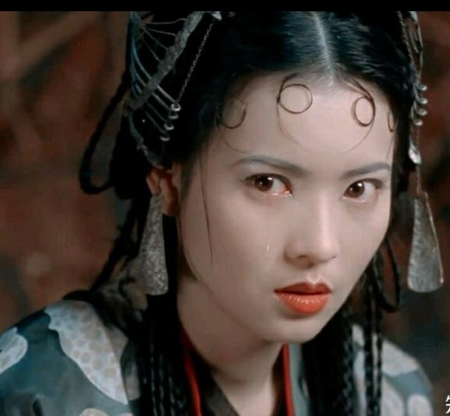 1984年参加香港无线训练班毕业之后参演各种当时大热影视剧的主演，女一号。