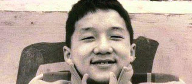 成龙，龙叔犀利的眼神，加上面带微笑的脸庞，还真是有点俏皮的味道。