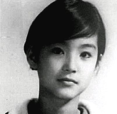 林青霞，小时候的林青霞，留着干练的马尾辫，高挺的鼻梁，无不彰显着青春的活力与叛逆。