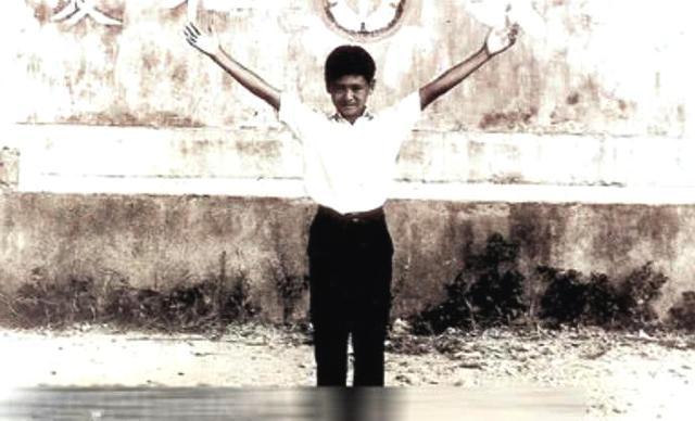 周润发，发哥长大后和童年的变化也不大，从小身上就自带“赌神”的犀利气质。