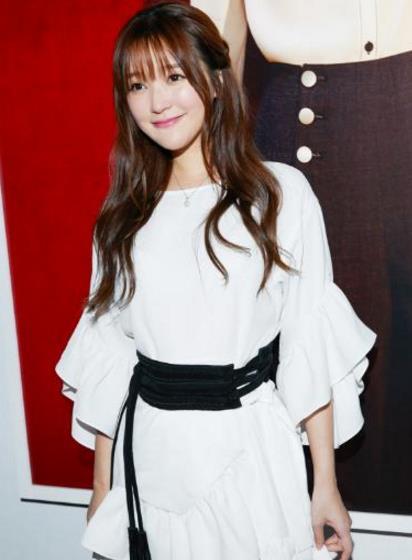 2006百事音乐风云榜内地最佳新人 。图中的她身穿白色的衣服,甜美的笑容甚是可爱。