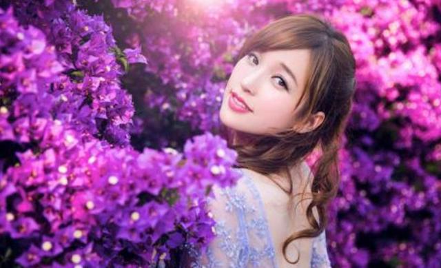 图中的她身穿蓝色的纱裙,回眸一笑百媚生,高贵典雅,却不失俏皮,甜美可爱的小仙女。