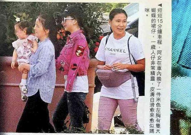 方媛的女儿当天外出的时候发型还是蛮抢镜的，年纪小小的她就开始那么爱美，在头上扎花了。