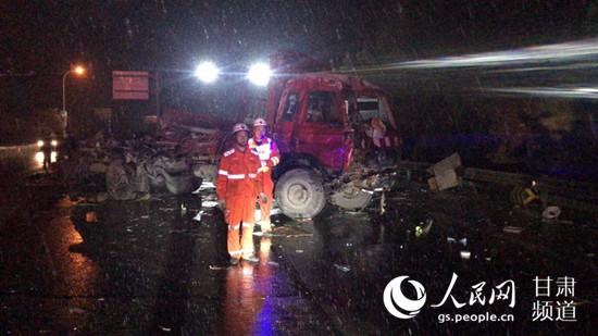 兰海高速发生重大交通事故致14死34伤事故地为17公里下坡