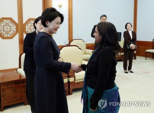 资料图：11月1日下午，在青瓦台，韩国总统文在寅的夫人金正淑(左)接见印度驻韩大使斯里帕亚·兰加纳坦。(图片来源：韩联社)