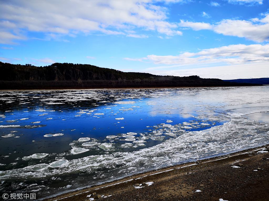 中俄界江黑龙江漠河段进入流冰期犹如万马奔腾