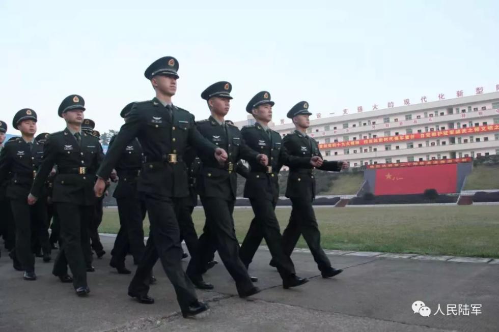 军容风纪检查 驻港澳部队是中国军队的特色名片,驻军官兵的形象