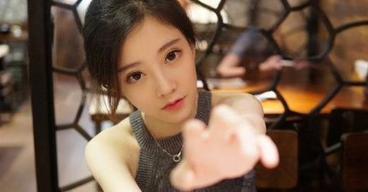 而如今的网红界也顺应大众审美，清一色的V字脸、高鼻梁、欧式大宽双……真叫人傻傻分不清楚。