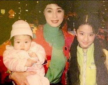 神仙姐姐的痣真的是太会长了，丝毫不会影响颜值，还显得有特点，真的是痣美人啊。