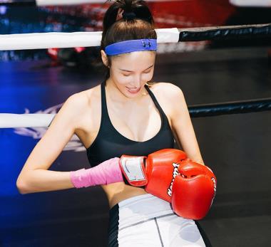 张蓝心腿又细又长，关键是并不是那种瘦到没肉的细，完全是充满了活力和健康