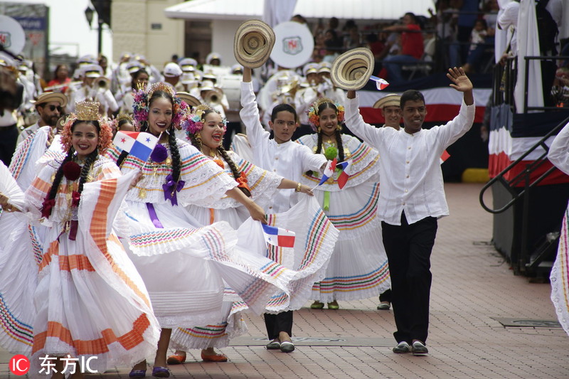巴拿马民众盛装游行庆祝独立115周年街头载歌载舞裙裾翩跹