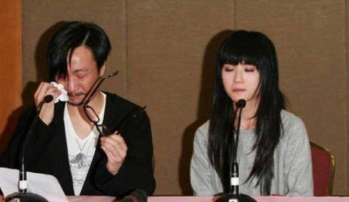 相对于吴尊，阿SA与郑中基的婚姻公开却更为迫不得已。阿SA