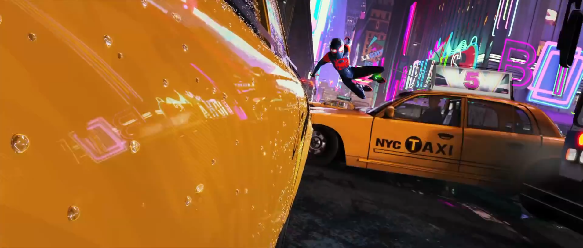 小黑蛛在城市穿梭