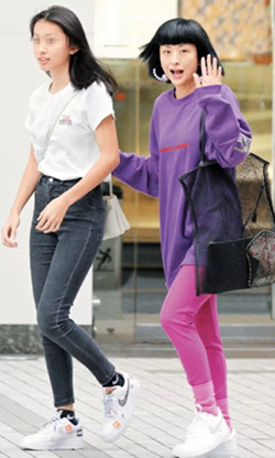 再看看陈奕迅的照片，腿似乎是短了那么一丢丢，也不怪网友说还好腿是遗传的妈妈呀，有点道理。