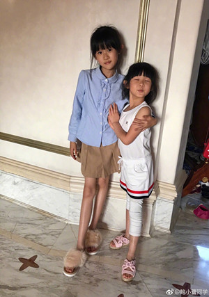 张梓琳的女儿胖妹也是个长腿的“巨婴”，在一岁多的时候一双长腿就开始被网友嫉妒了。