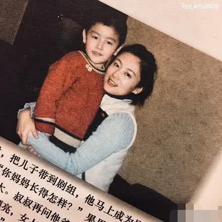 对比陈飞宇和陈红小时候的照片,可以说是一模一样了。