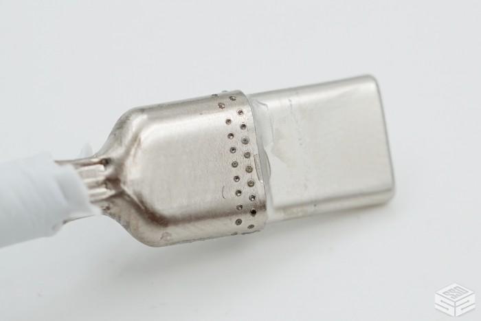 USB-C接口特写，同样分为两段，两段之间用激光点焊连接。