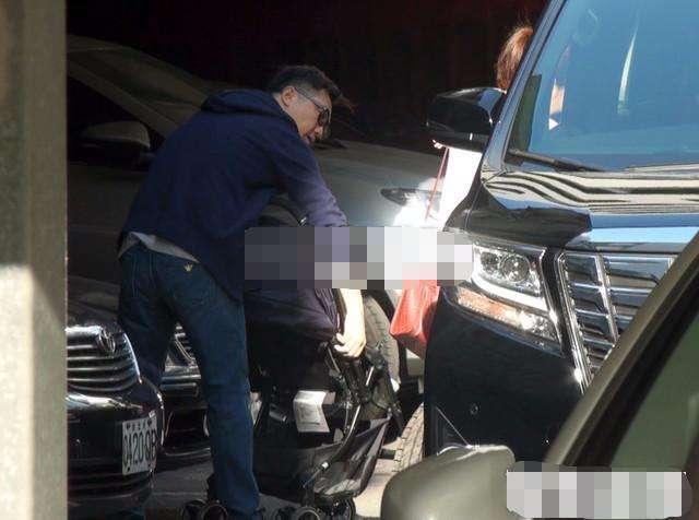 54岁的庾澄庆也掀起了晒娃狂魔，希望他们一家人能够永远的幸福下去，衷心的祝福他一大家。