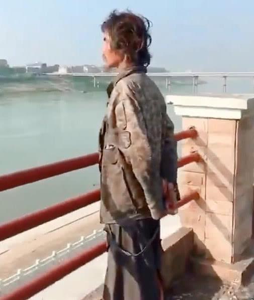 流浪汉大叔,衣衫褴褛但气度却不凡,就连亿万富豪都站不出这气场