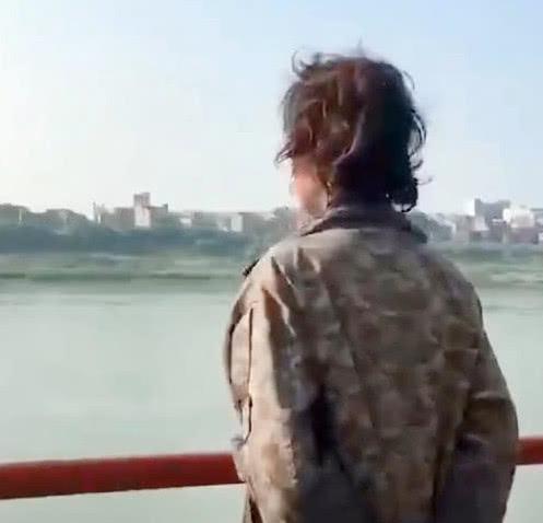 流浪汉大叔,衣衫褴褛但气度却不凡,就连亿万富豪都站不出这气场