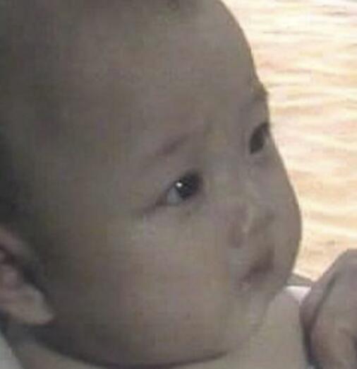 这里面唯一的女孩子便是扮演婴儿唐僧的胡雯倩。